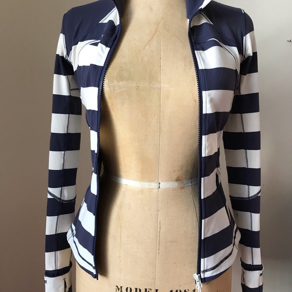 SOLD 🎉🎉🎉 LULULEMON shaping exercise jacket- 2 -blue stripe - Picture 7 of 8